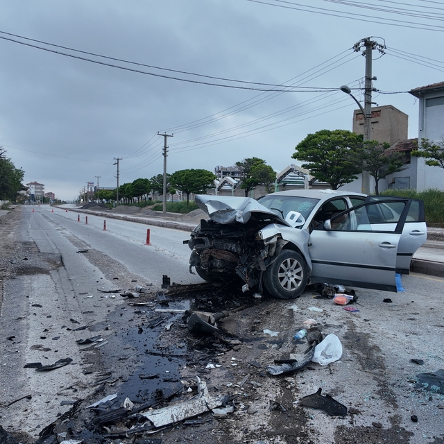 Niğde'de iki otomobilin çarpıştığı kazada 2 kişi hayatını kaybetti