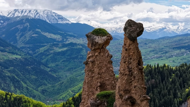 'Sakin Şehir' Şavşat'ın her köşesi saklı cennet
Artvin'in Şavşat ilçesinde yer alan Peribacaları ve hemen üst bölümündeki Cil Gölü, doğaseverler ile fotoğraf tutkunlarını kendine hayran bırakıyor