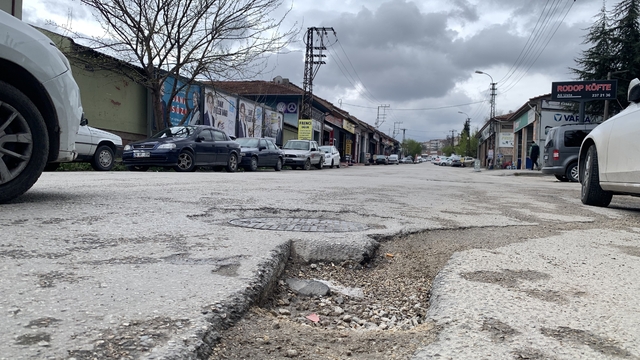 Kazazede sürücülere müjde; sorumlular bozuk yol tazminatı ödeyecek
Çukura düşen aracın hasarını belediye ya da karayolları ödüyor