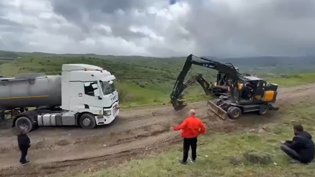 Bayram trafiğinden kaçıp orman yollarına giren sürücülerin araçları çamura saplandı
