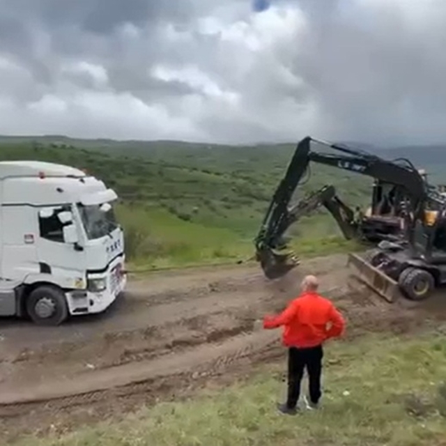 Bayram trafiğinden kaçıp orman yollarına giren sürücülerin araçları çamura...