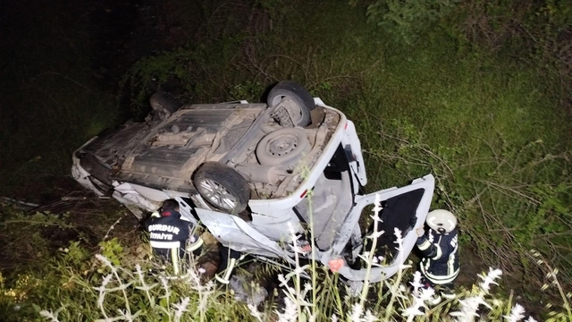 Burdur'da kontrolden çıkan araç uçuruma devrildi: 3 yaralı