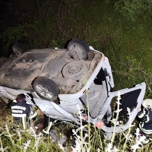 Burdur'da kontrolden çıkan araç uçuruma devrildi: 3 yaralı