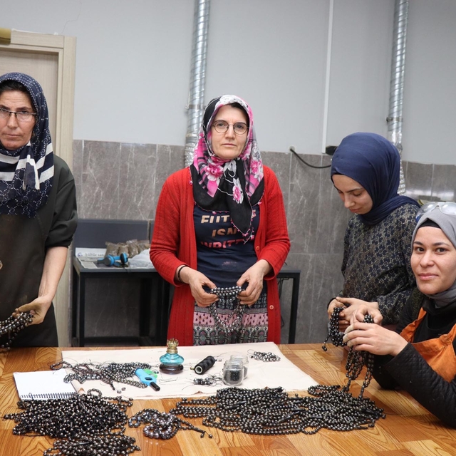 Oltu'nun 'kara kehribarına' kadın eli değdi