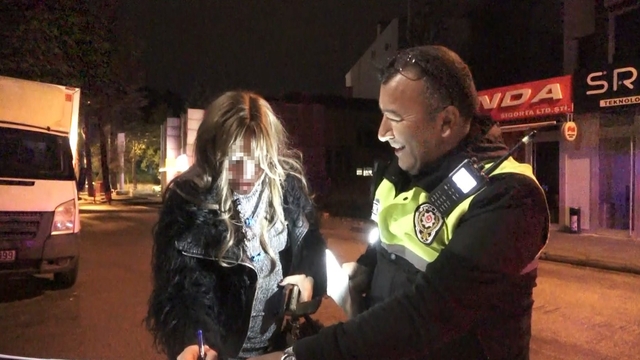Yediği para cezasını az buldu, diğer cezaları duyunca 'oha' dedi
Alkollü kadının yediği cezaya verdiği tepki polis ekiplerini gülümsetti
Yazılan 25 bin lira cezayı az buldu, ehliyetine 6 ay konulacağını duyunca 'oha' diye tepki verdi