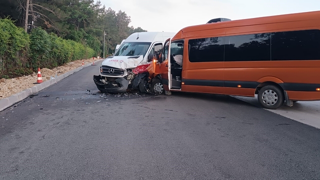 Antalya'da tur minibüsleri çarpıştı, 13 turist yaralandı