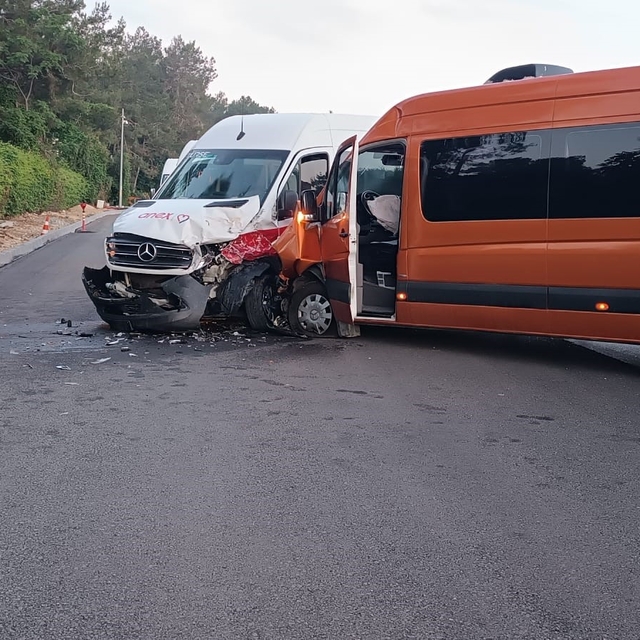 Antalya'da tur minibüsleri çarpıştı, 13 turist yaralandı