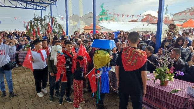 Binlerce yıllık Anadolu geleneği 'Yağmur Gelini' Denizli'de yaşatıldı
Yağmur Gelini yeniden hayat buldu, kekik kokulu şenlik binleri buluşturdu
