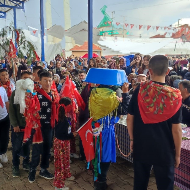 Binlerce yıllık Anadolu geleneği 'Yağmur Gelini' Denizli'de yaşatıldı
Yağmu...