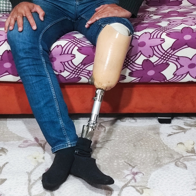 Protez bacaklı adam alacağını almak için IBAN verdi, cezaevine girip işinde...