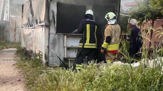 Alevlere teslim olan  konteyner kullanılamaz hale geldi
