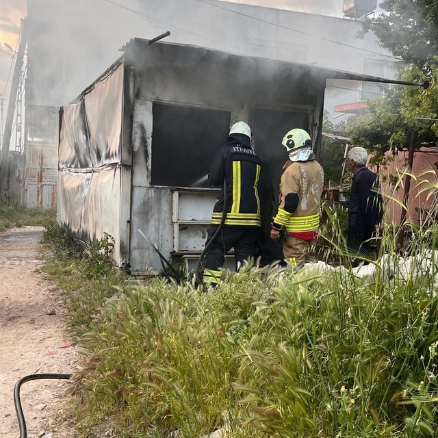 Alevlere teslim olan  konteyner kullanılamaz hale geldi