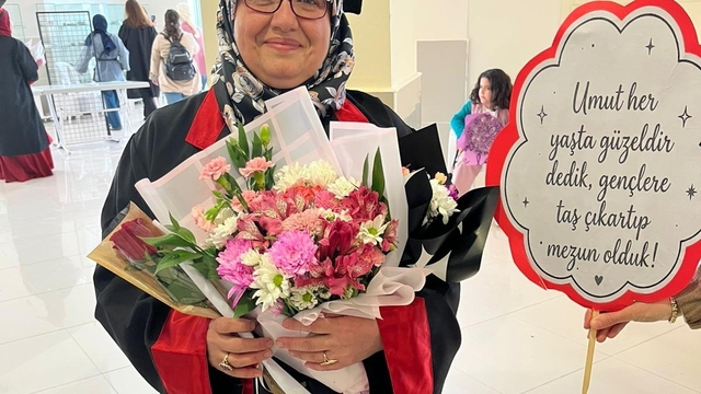 35 yıl sonra eğitim hayatına döndü, üniversite mezuniyetinin sevincini yaşadı