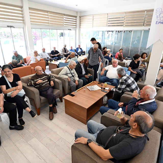 Mersin'de emekliler bayram sevincinde buluştu