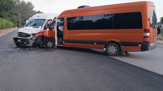Antalya'da iki tur minibüsünün çarpıştığı kazada 13 turist yaralandı
