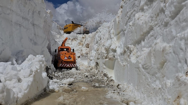 Şırnak'ta 7 metreyi aşan karla mücadele