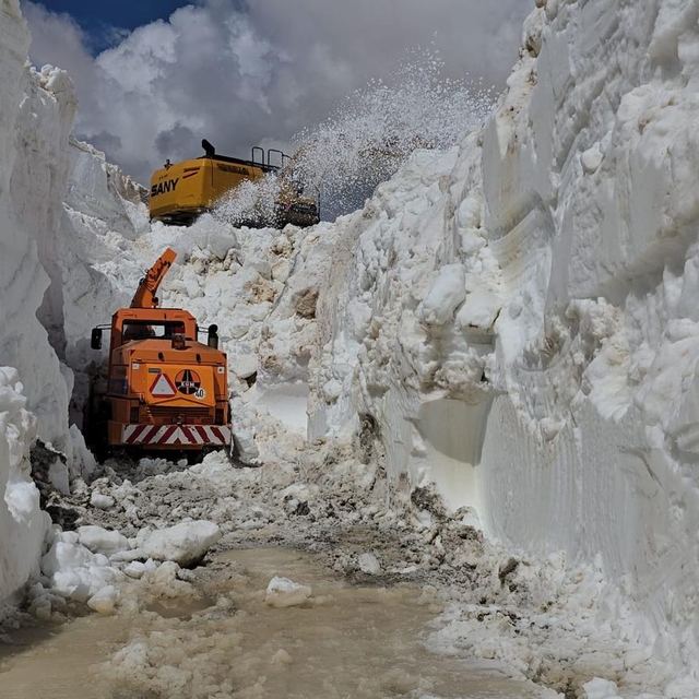 Şırnak'ta 7 metreyi aşan karla mücadele