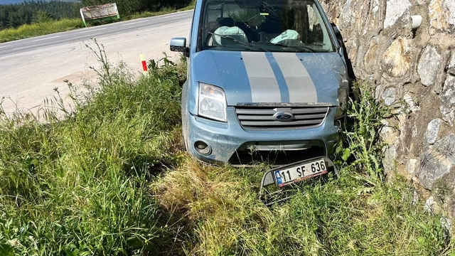 Direksiyon hâkimiyetini kaybeden otomobil sürücüsü istinat duvarına çarptı: 1 yaralı