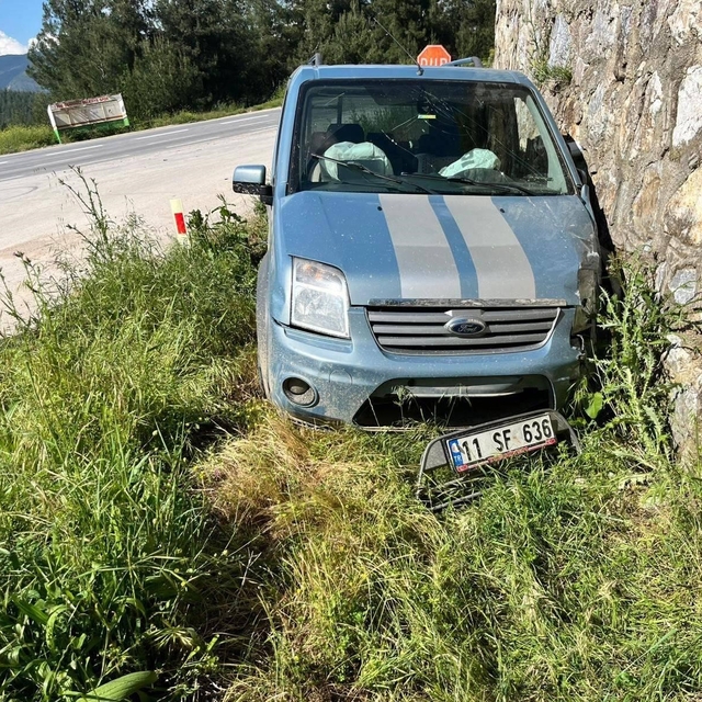Direksiyon hâkimiyetini kaybeden otomobil sürücüsü istinat duvarına çarptı:...