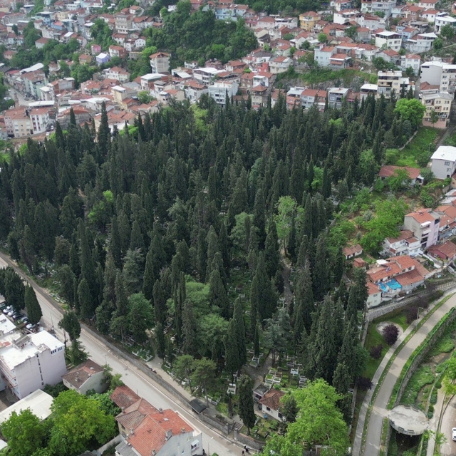 Bursa'da mezarlıklar bayrama hazır