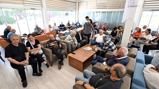Mersin'de emekliler bayram sevincinde buluştu