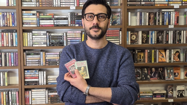 Nostaljik bir hediye almak isteyenler kasetleri tercih ediyor
Esnaf Devran Gökay:
"Kaset zamanla bir nostalji hediye aracına dönüştü"