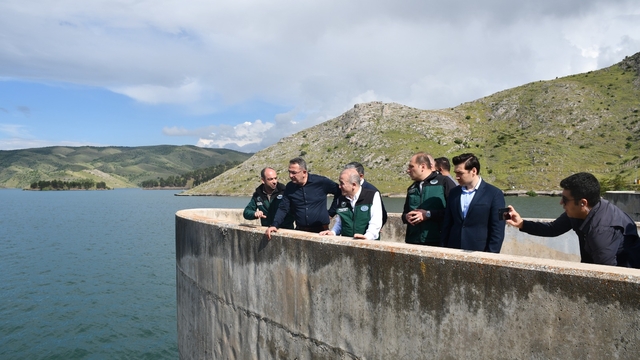 Elazığ Valisi Hatipoğlu, kapakları açılan Keban Barajı'nda su tahliyesini inceledi