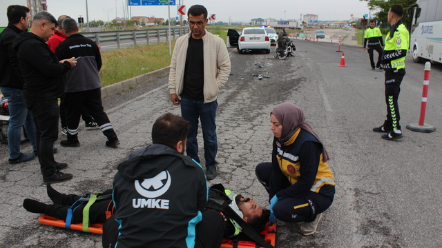 Kullandığı otomobil, eşinin mesai arkadaşının motosikletiyle çarpıştı: 1'i ağır, 2 yaralı