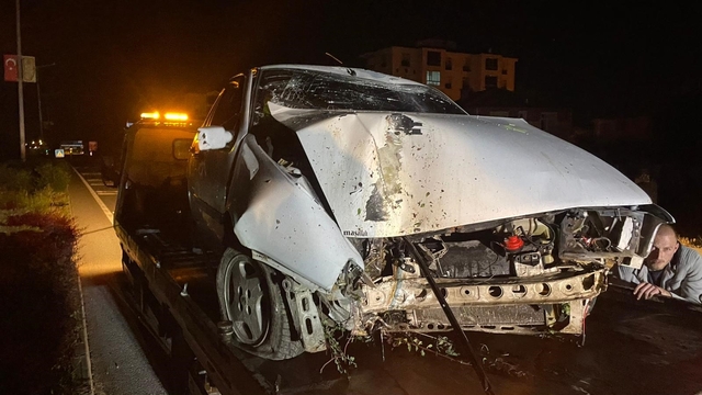 Karaman'da otomobil aydınlatma direğini devirdi: 1 yaralı