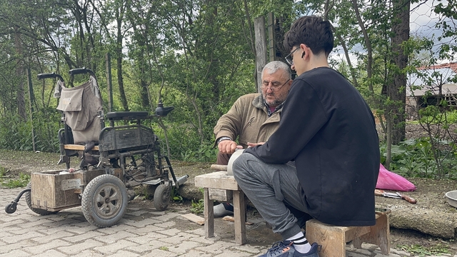 Bedensel engelli baba, oğluyla birlikte bıçak bileyerek geçimini sağlıyor