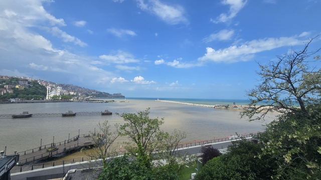 Zonguldak Limanı yağışların ardından sarıya büründü
