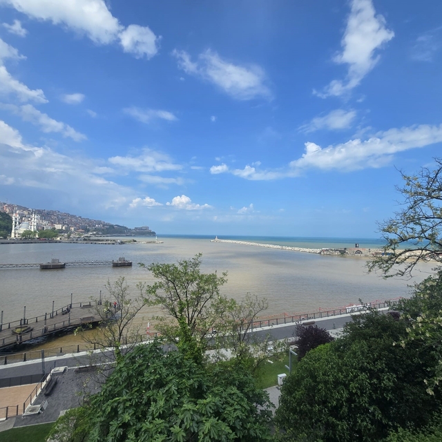 Zonguldak Limanı yağışların ardından sarıya büründü