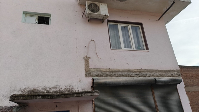 Balkonu çöken bina mühürlendi
Gerekli, güvenlik önlemleri alınan kadar binanın kullanılması yasaklandı