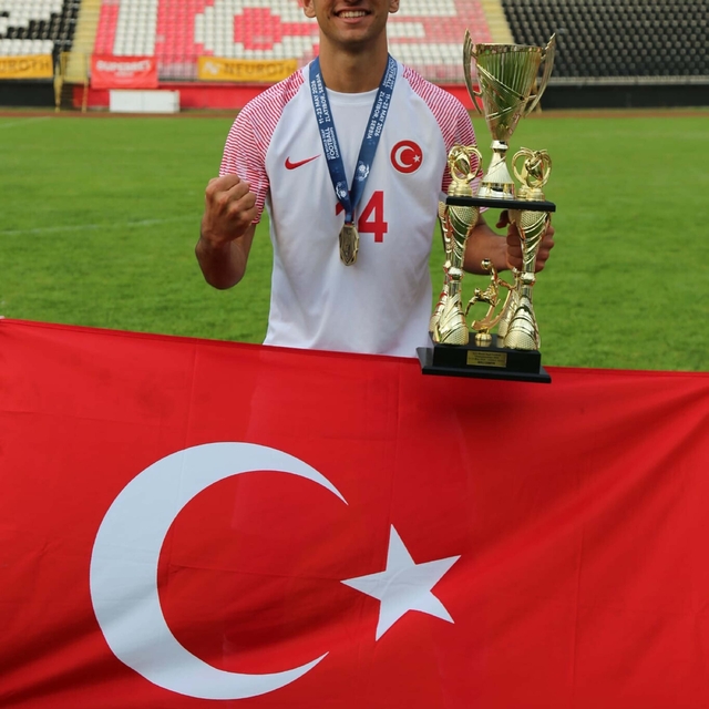 Aliağa FK'lı Semih Ayriç Dünya şampiyonluğu yaşadı