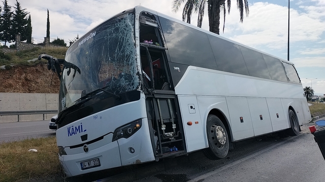 Manavgat'ta yağmur suyu kanalına girerek yan yatan otobüsün sürücüsü yaralandı