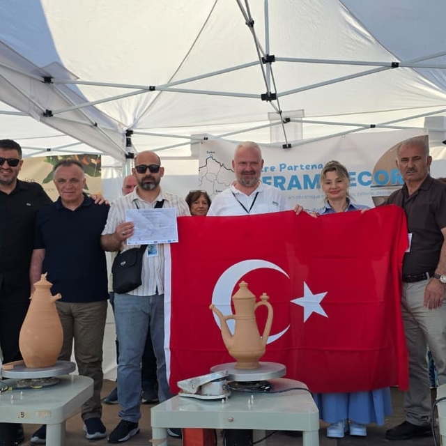 Menemen çömlekçiliği Fransa'da tarih yazdı