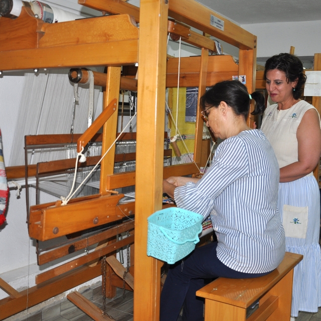Ödemiş'te kadın kursiyerler atık poşetleri tekstil ürünlerine dönüştürüyor