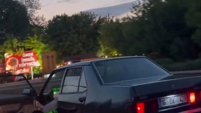 Trafikte 'yok artık' dedirten anlar kamerada