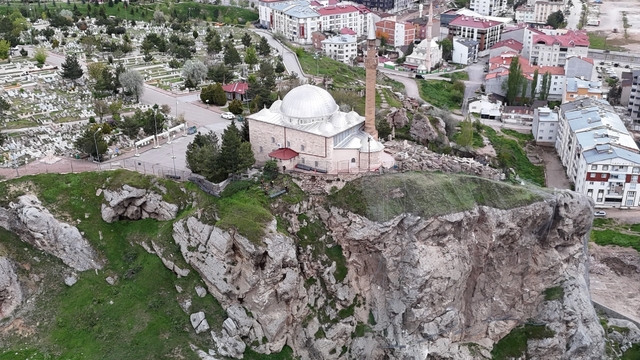 Uçurumun ucundaki türbenin kayalıklarında ıslah çalışmaları sürüyor
