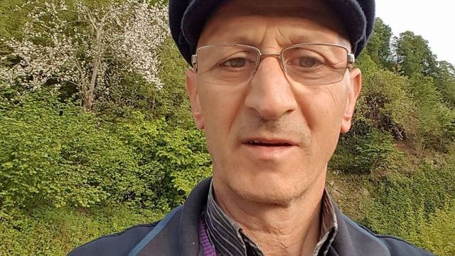 Annesini toprağa verdikten bir gün sonra kalp krizi geçirip öldü