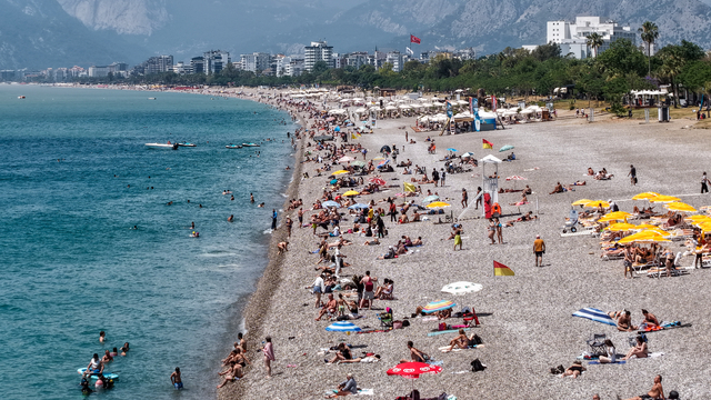 Antalya'da bayram tatilinde sahiller doldu
