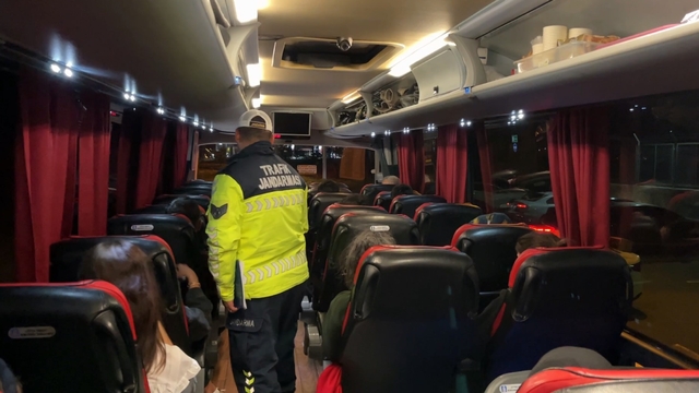 Sivil trafik jandarmaları şehirlerarası otobüslerde