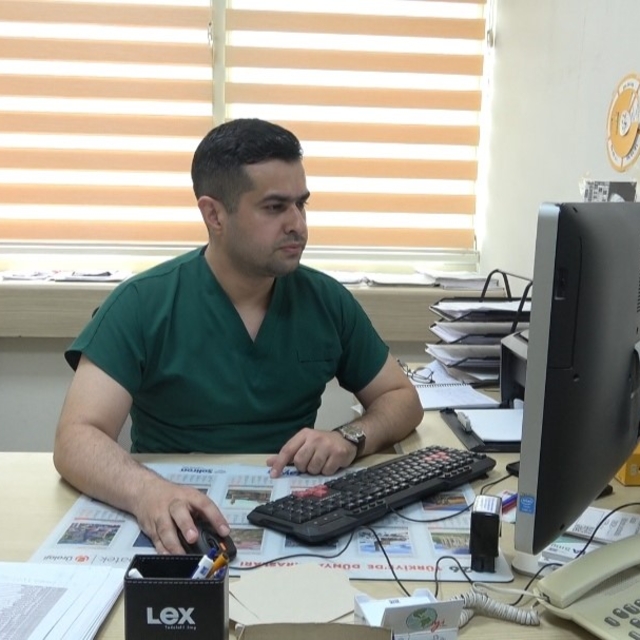 Siirt'te böbrek taşı hastasına 'nokta atışı' müdahale
Hasta 2 günde sağlığı...