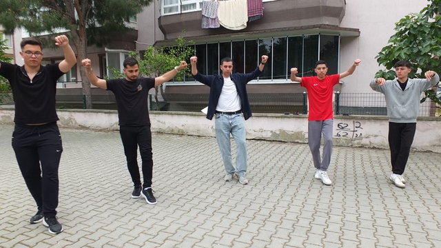 Burhaniyeli gençler gösterilere hazırlanıyorlar