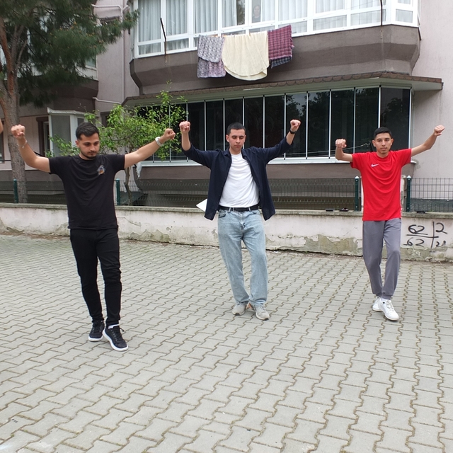 Burhaniyeli gençler gösterilere hazırlanıyorlar