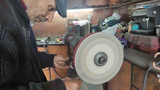 Kurban Bayramı öncesi bıçak bileyicilerinin yoğun mesaisi