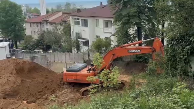 Düzce'de inşaat alanında toprak kaydı, bina sakinleri sokağa döküldü