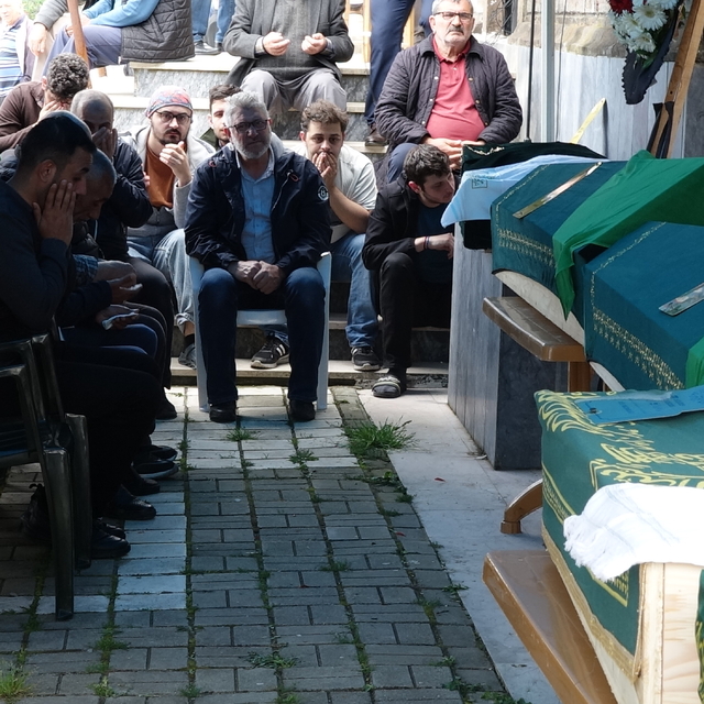 Bayram tatili yolunda kazada ölen çift ile 3 çocuğundan geriye mutluluk fot...