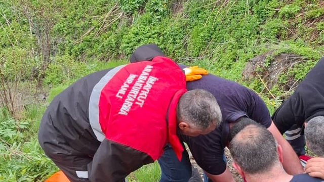 Mantar toplarken ayı saldırısına uğradı
Mantar toplamak için çıktığı kırsalda ayı saldırısına uğrayan vatandaşın parmağı koptu