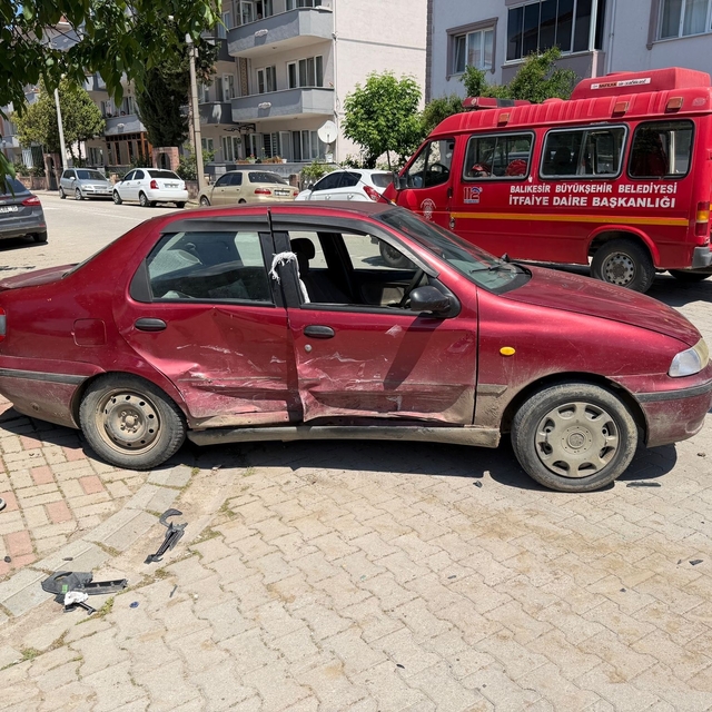 Araçta sıkışan 3 yaralıyı itfaiye kurtardı
